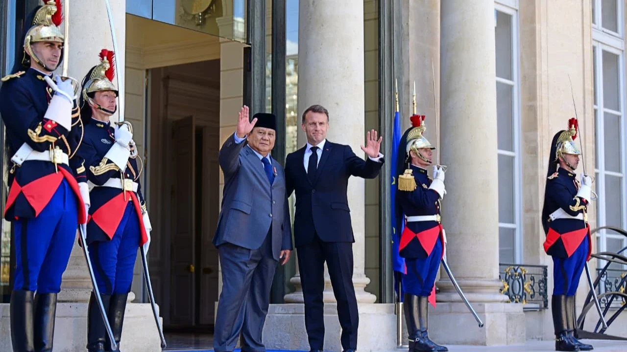 Momen Diplomatik Prabowo dan Macron di Istana Élysée, Disambut Pasukan Kehormatan