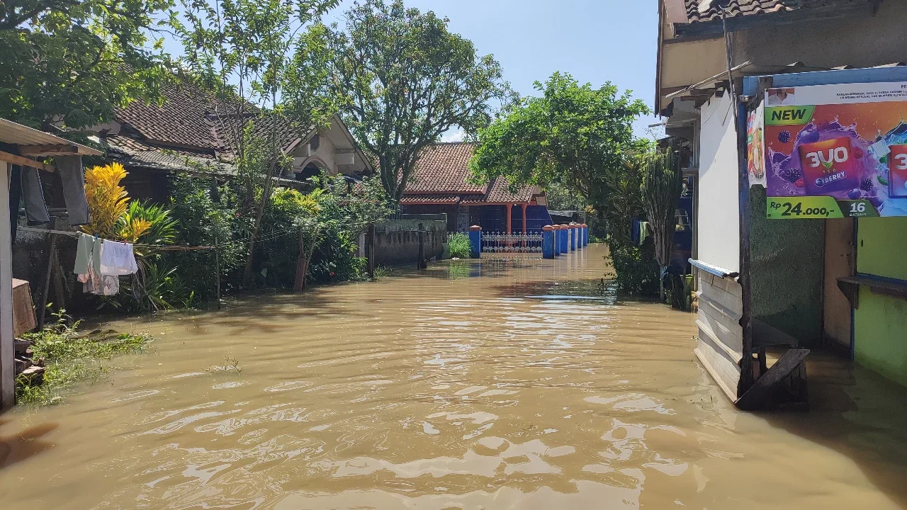 Lima Hari Terendam, Warga Sapan Bandung Kian Lelah Hadapi Banjir Tak Kunjung Surut