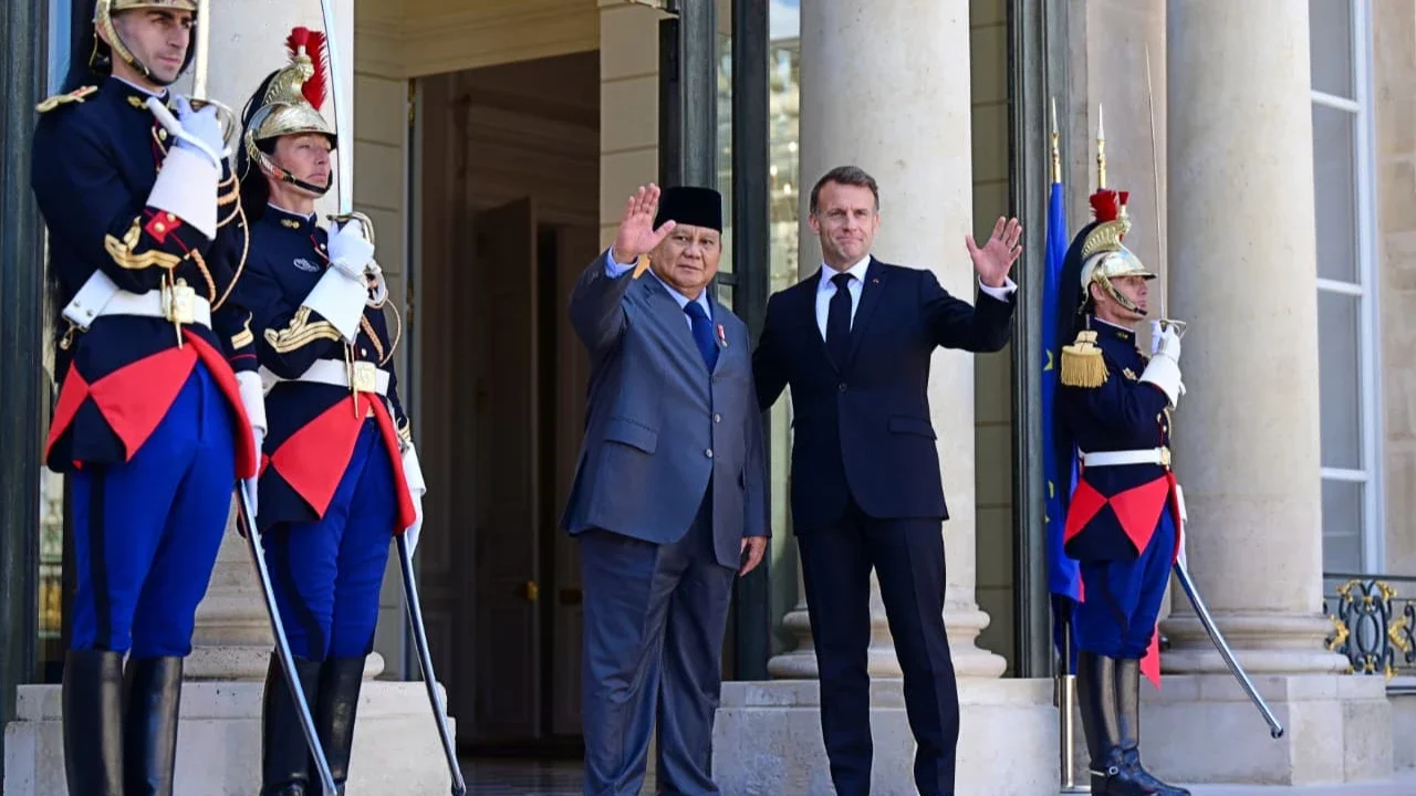 Seskab Teddy Bocorkan Isi Pertemuan 4 Mata Prabowo-Presiden Macron di Istana Élysée