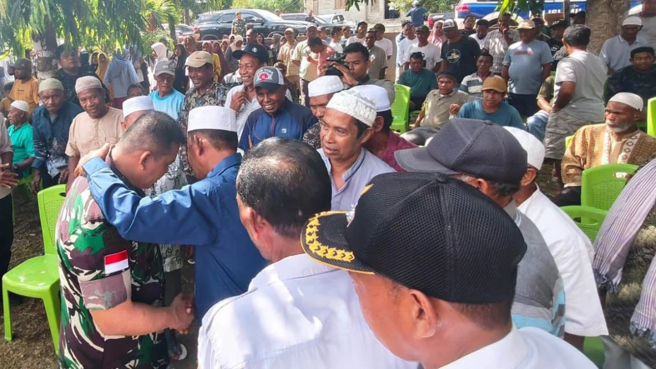 Pangdam XV/Pattimura Mayjen TNI Doddy Triwinarto berdialog dengan warga saat meninjau lokasi pascakonflik di Desa Sibenpopo dan Desa Banemo, Halmahera Tengah, Maluku Utara, Senin (13/04/2026).