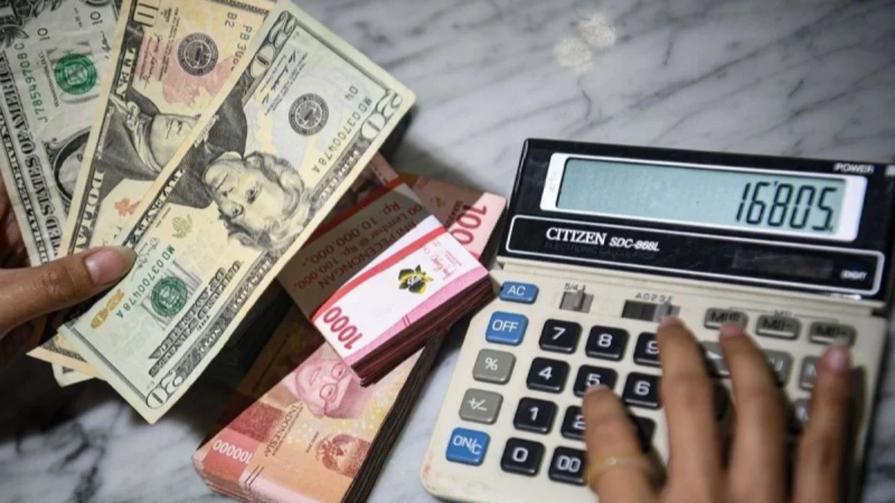 Rupiah Diproyeksi Melemah ke Rp17.180 per Dolar AS