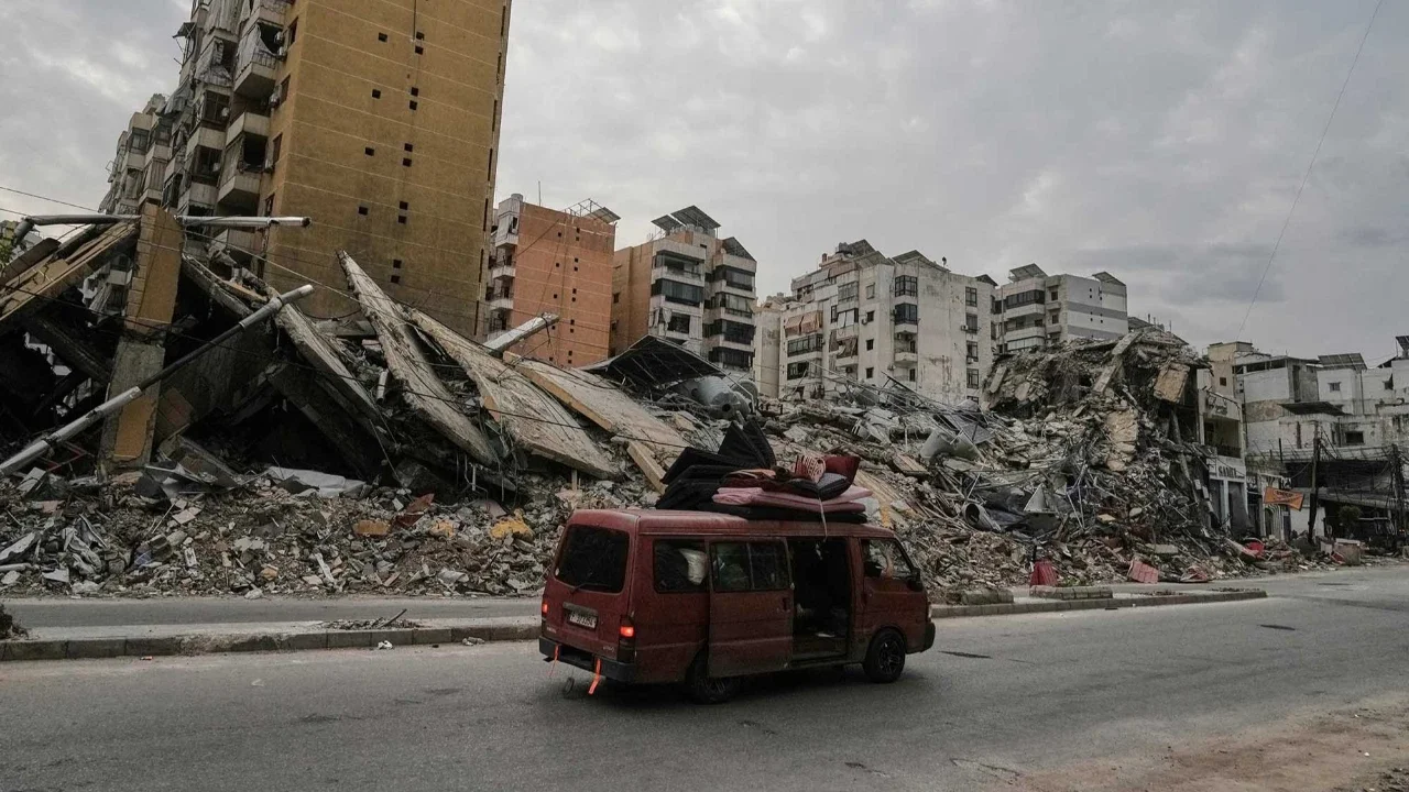 Warga yang mengungsi kembali ke Dahiyeh, pinggiran selatan Beirut, Lebanon, dengan kendaraan yang penuh barang-barang mereka, Jumat (17/04/2026) setelah gencatan senjata antara Israel dan Hizbullah.