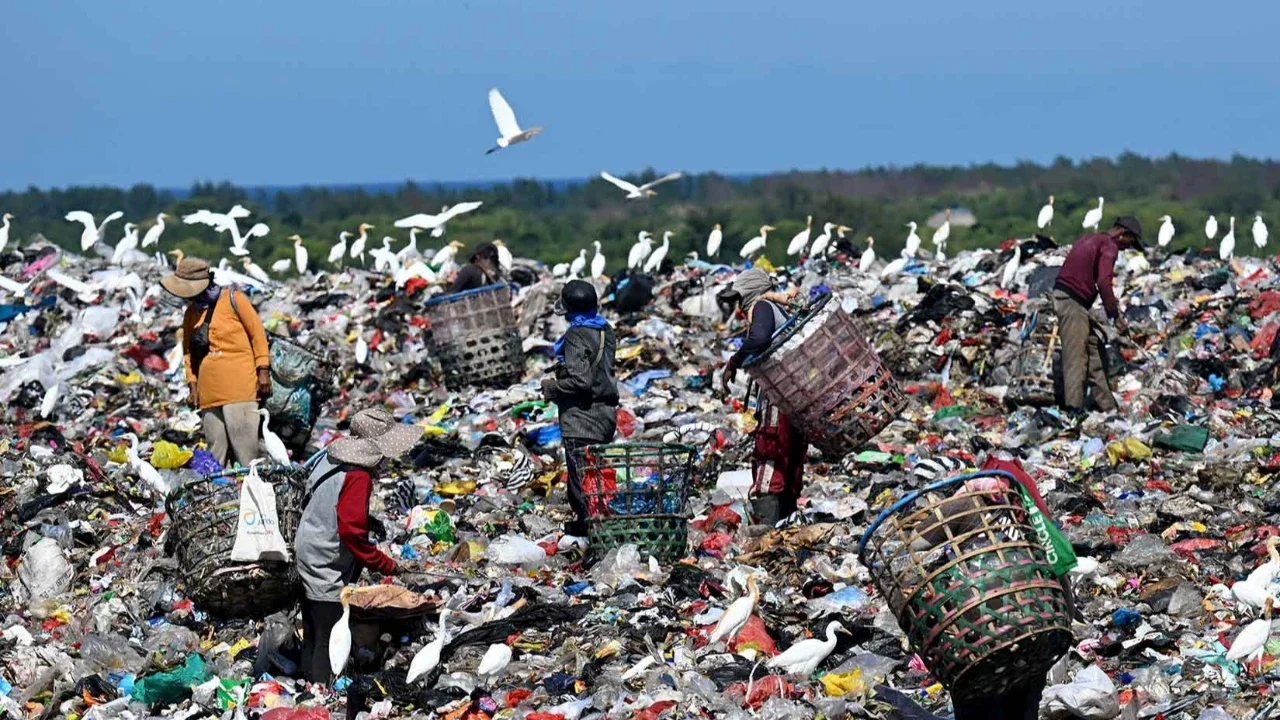 Warga mengumpulkan sampah plastik di tempat pembuangan sampah Suwung di Denpasar, Jumat (17/04/2026).
