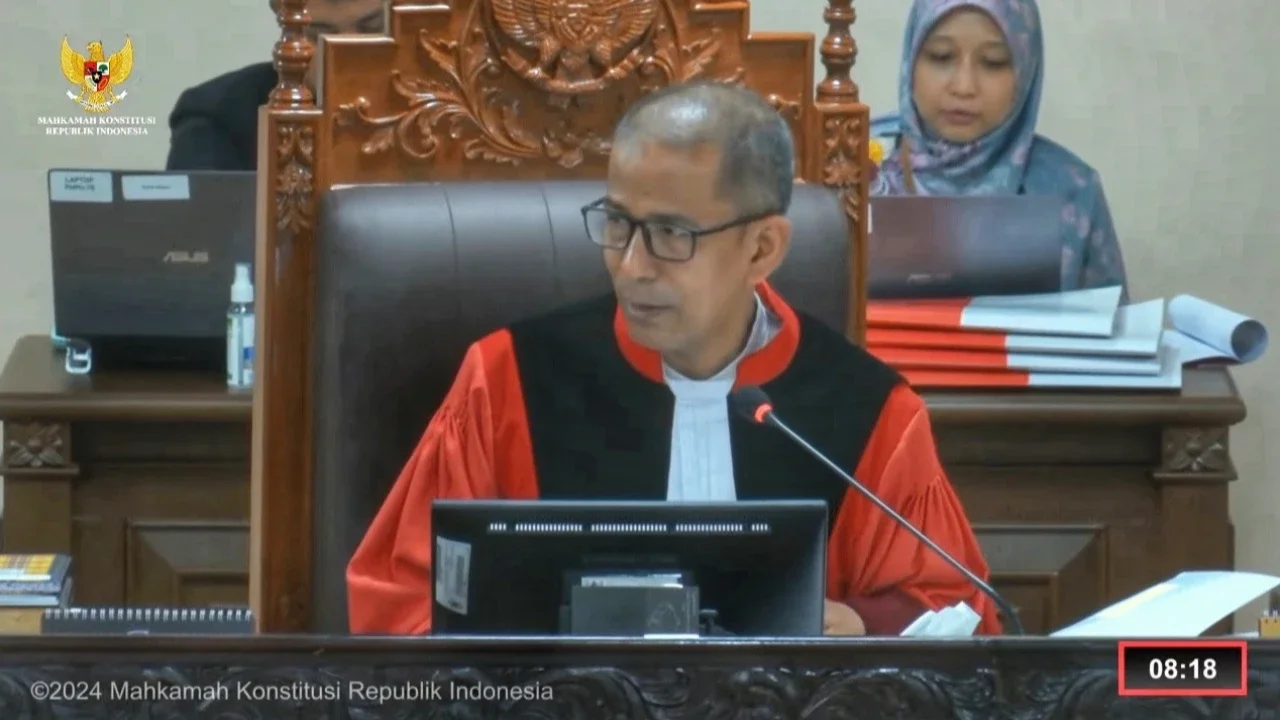 Soroti 'Ruang Gelap' Syarat Layanan Seluler, Hakim Saldi Isra Bawa Kartu Perdana ke Sidang MK