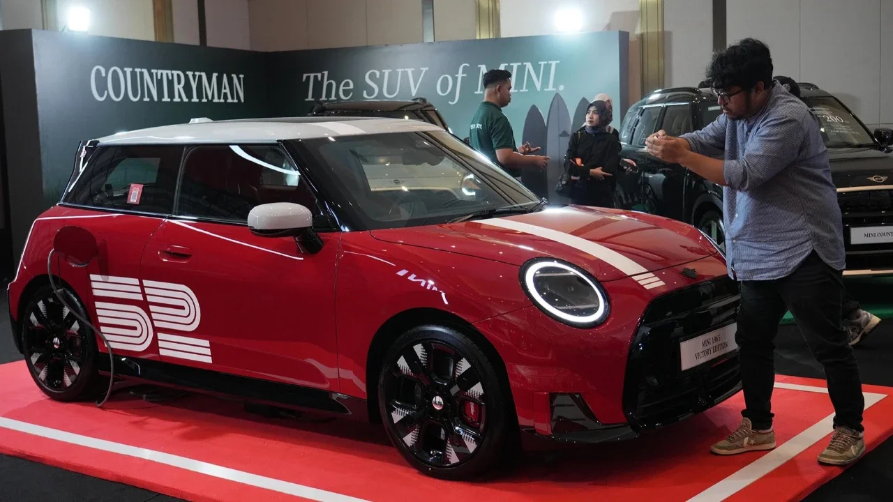 Pengunjung melihat kendaraan listrik MINI  Victory Edition selama acara peluncurannya pada BMW Group Festival of JOY di JIExpo, Kemayoran, Jakarta, Jumat (17/4/2026).