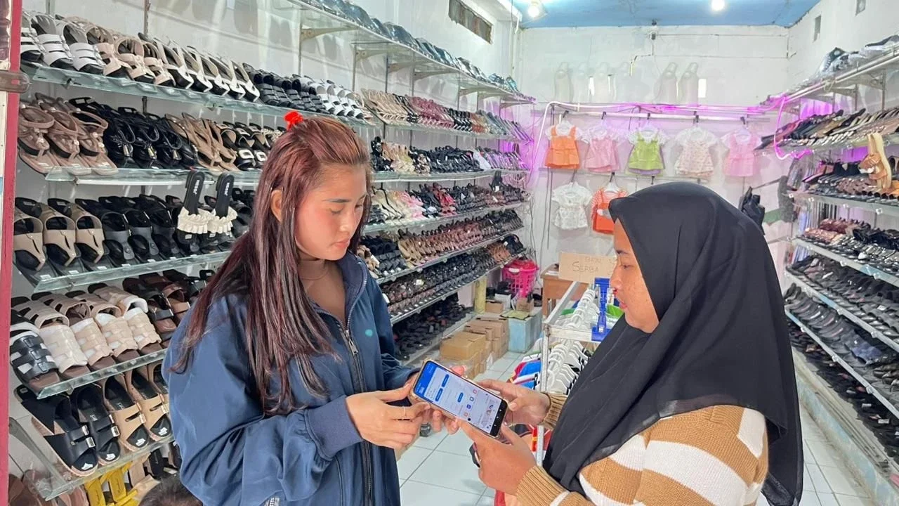 Holding Ultra Mikro Perluas Dampak, Perempuan Ini Makin Produktif dan Cuan Melalui BRILink Agen Mekaar