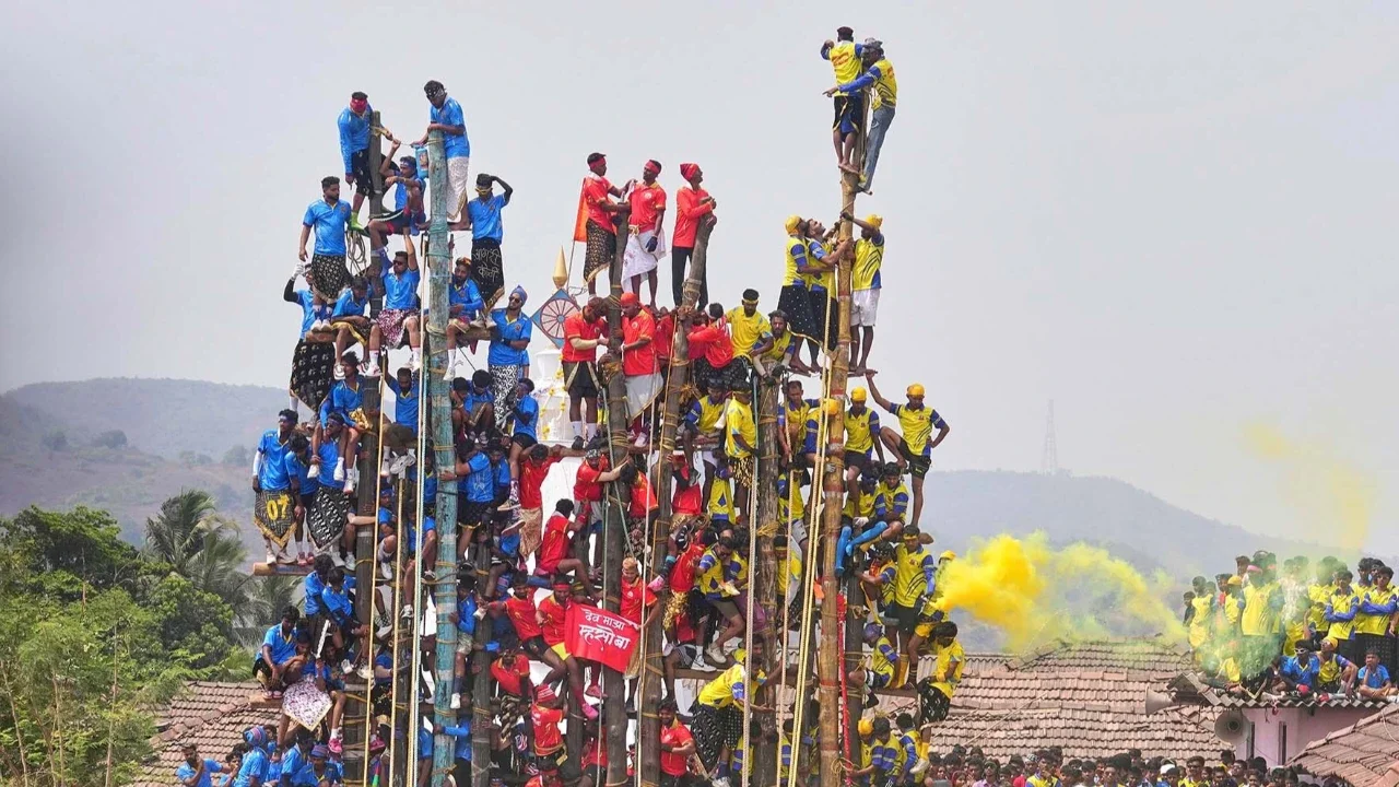 Anggota komunitas Agri-Koli berlomba mendirikan tiang bambu upacara dalam tradisi tahunan berusia berabad-abad untuk menghormati dewi setempat, Raiba Devi, di desa Rave dekat Mumbai, India, Jumat (17/04/2026).