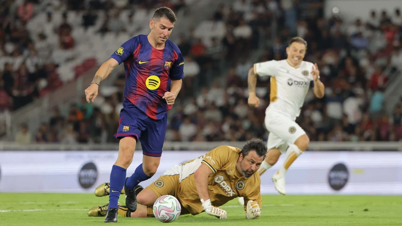Pemain Barcelona Legends merayakan gol yang dicetak Javier Soriano dalam laga Clash of Legends di Stadion Utama Gelora Bung Karno (SUGBK), Senayan, Jakarta, Sabtu (18/04/2026).