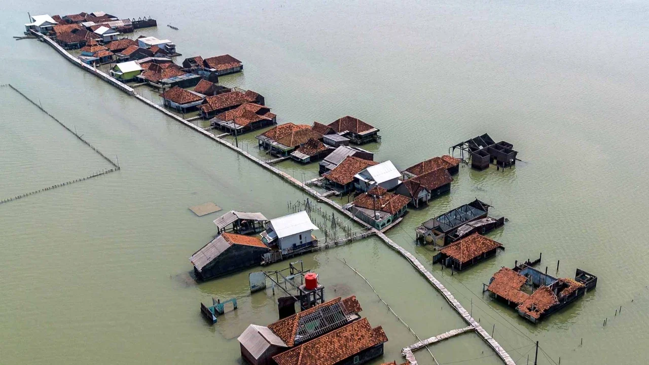 Foto udara menunjukkan rumah-rumah yang sebagian terendam air laut akibat banjir pasang surut di sepanjang pantai selatan Laut Jawa di desa Timbulsloko, Demak, Jawa Tengah, Sabtu (18/04/2026).
