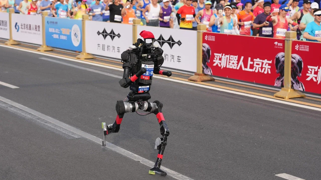 Sebuah robot mengikuti perlombaan Beijing E-Town Half Marathon dan Humanoid Half Marathon di pinggiran Kota Beijing pada hari Minggu (19/04/2026).