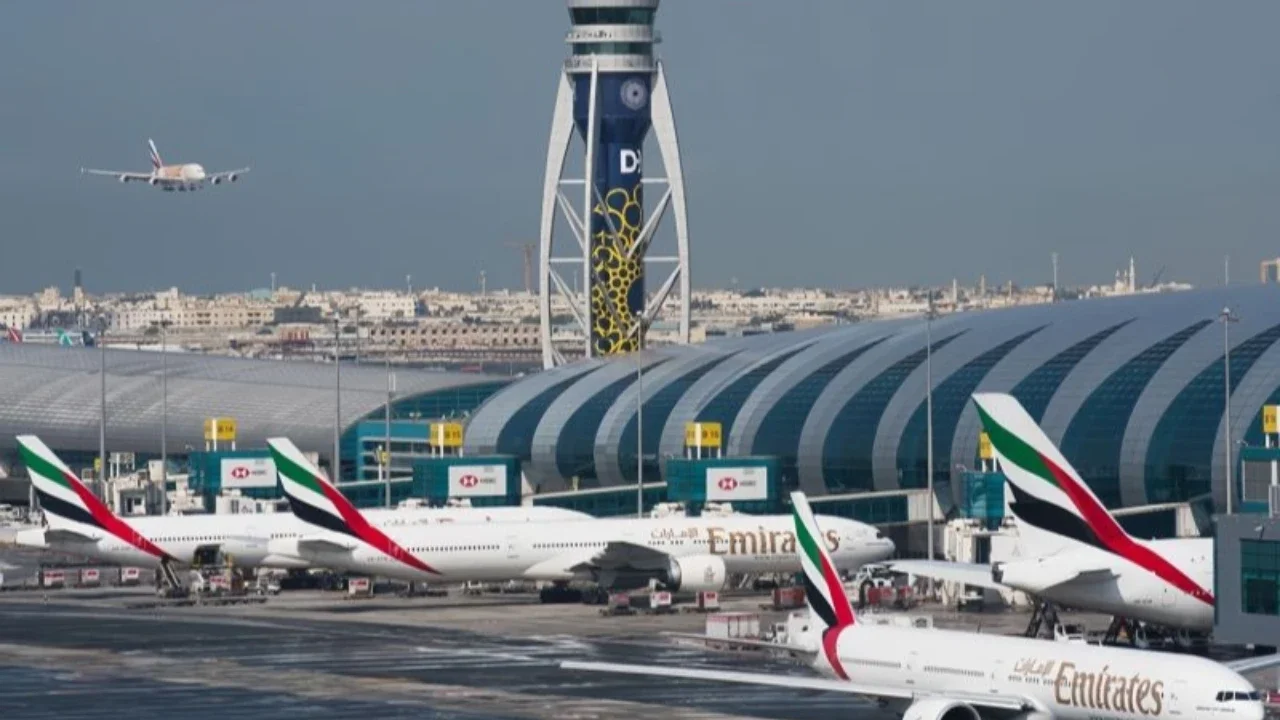 Empat staf terluka dalam sebuah insiden di Bandara Internasional Dubai, memicu kekhawatiran di tengah meningkatnya ketegangan regional akibat serangan balasan antara Iran, AS, dan Israel.