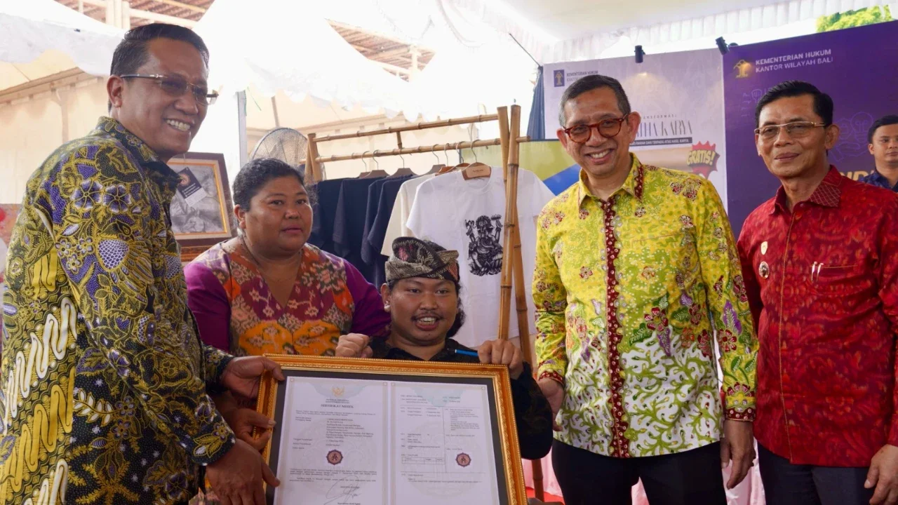 Dari Tenun Hingga Tari, Menteri Hukum Serahkan 146 Sertifikat KI Milik Bali