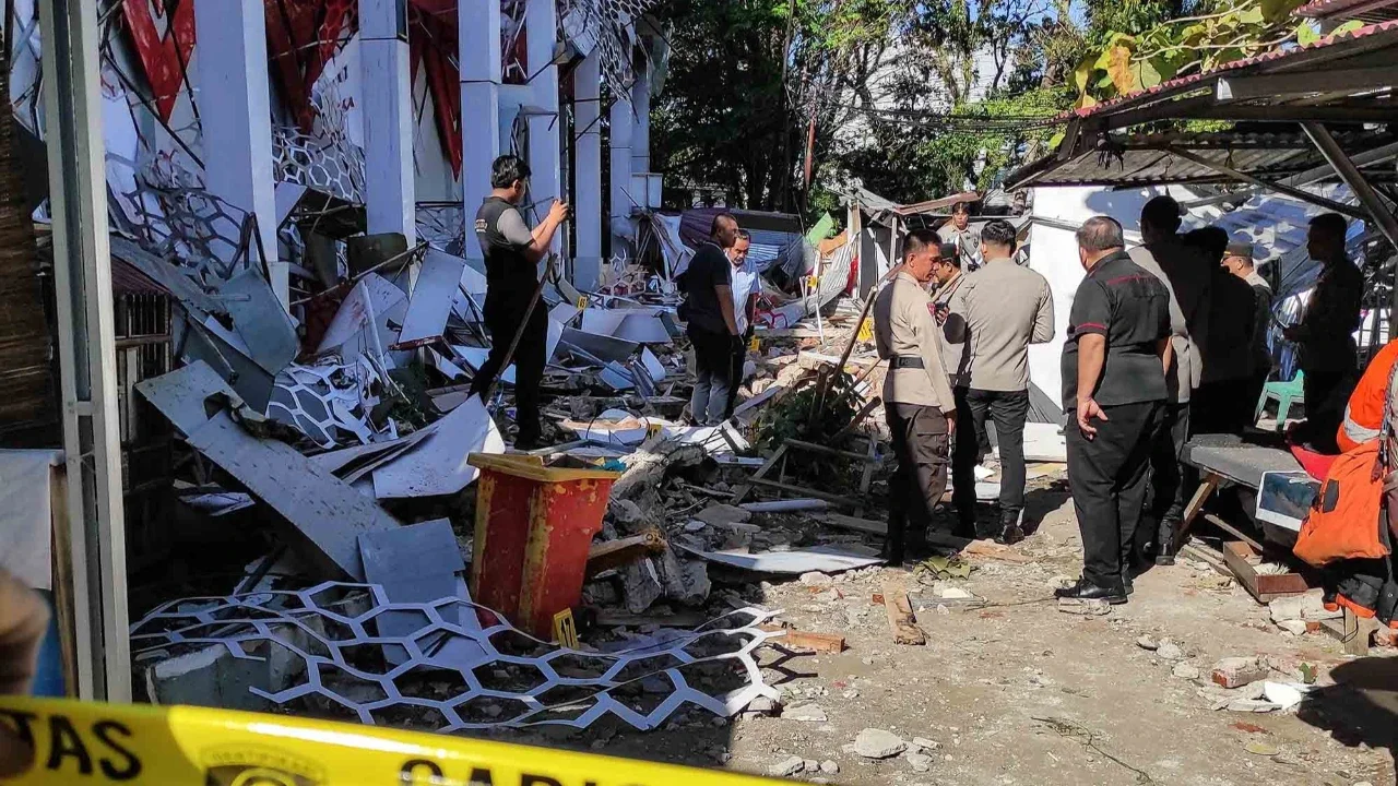 Para petugas polisi memeriksa gedung Komite Olahraga Nasional Indonesia (KONI) Sulawesi Utara yang rusak akibat gempa bumi dahsyat magnitude 7,4 di Manado, Sulawesi Utara . Kamis (02/04/2026).