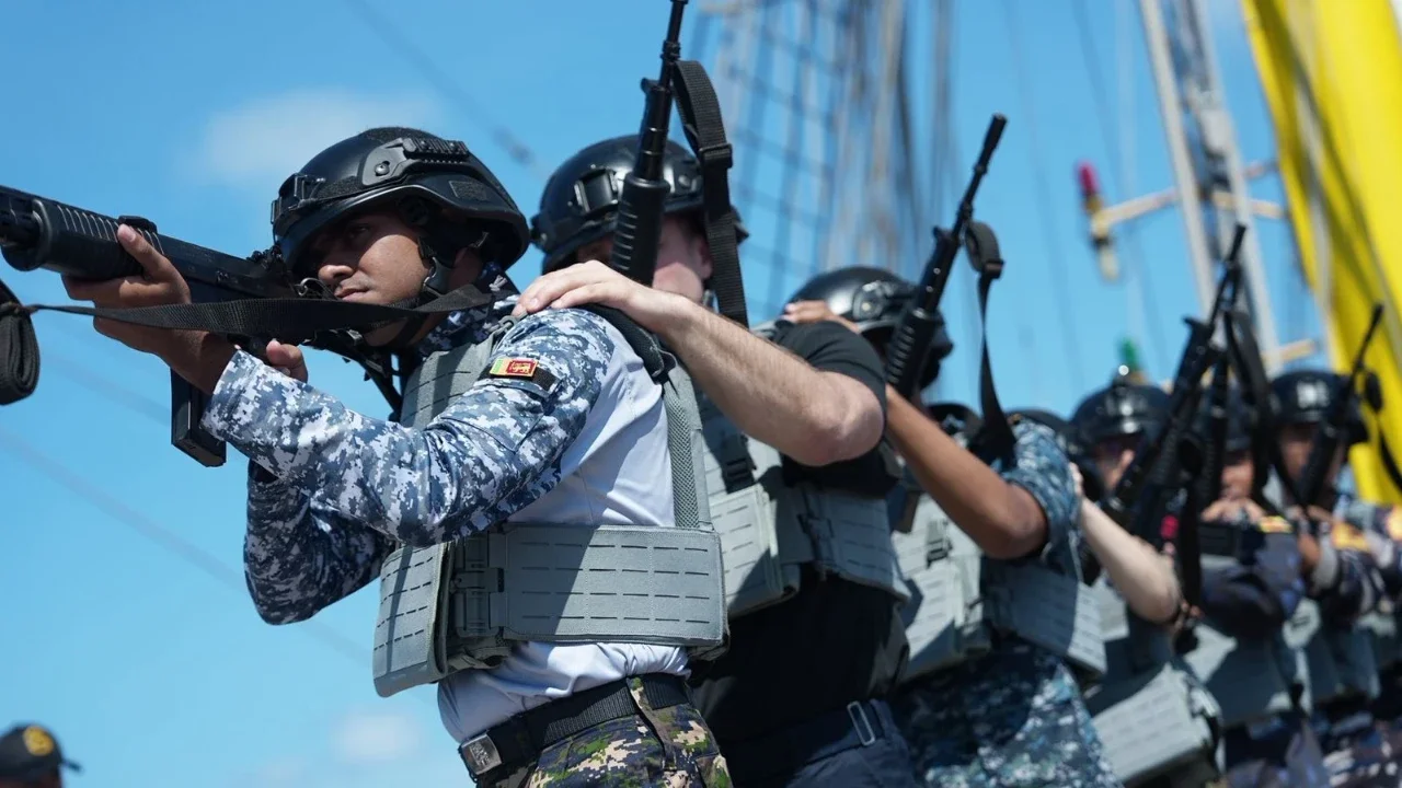 Peserta ASEAN Plus Cadet Sail 2026 mengikuti latihan VBSS di geladak KRI Bima Suci saat pelayaran menuju Belawan Rabu 1 April 2026.