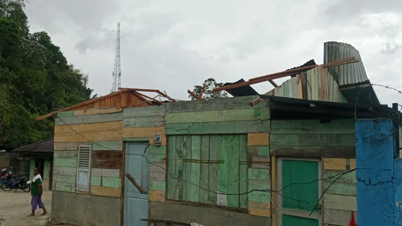 Puting Beliung Mengamuk di Toba, Genting dan Asbes Rumah Warga Beterbangan
