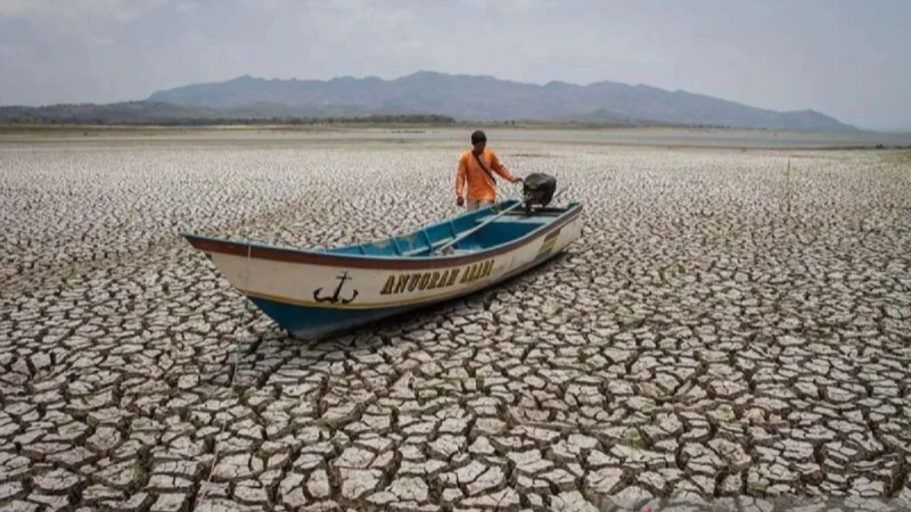 BMKG Jatim terus memantau indikasi kemunculan El Nino yang diprediksi terjadi pertengahan 2026. Antisipasi dampak kemarau panjang menjadi fokus utama dalam menghadapi Prediksi El Nino Jatim.