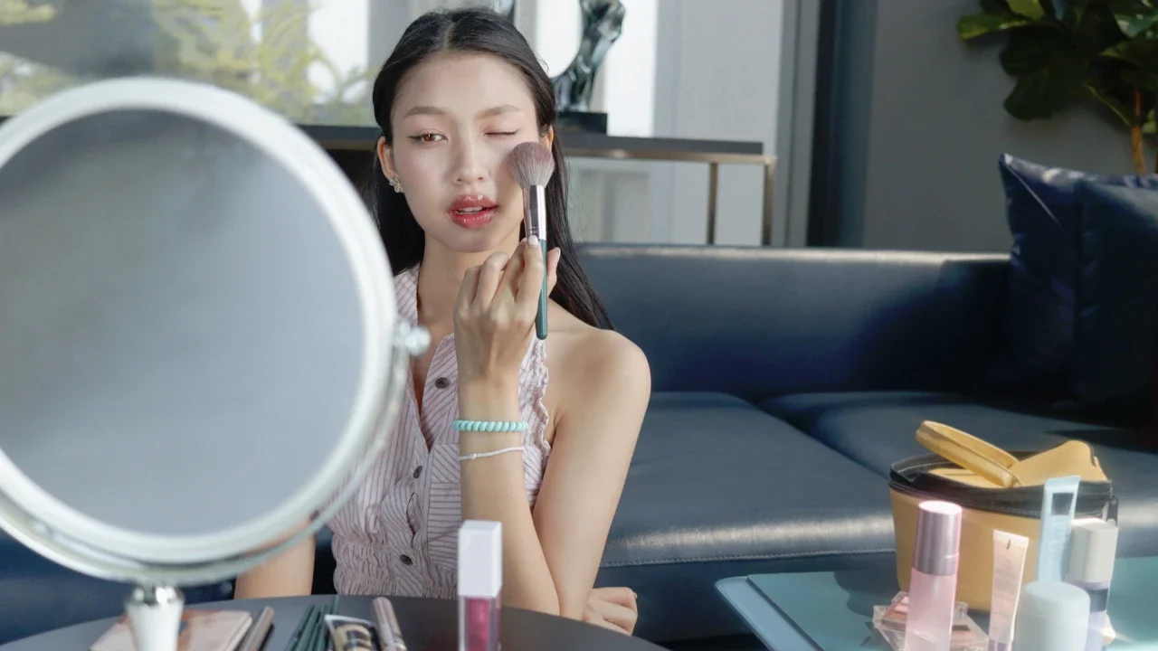 Ilustrasi perempuan mengaplikasikan makeup.