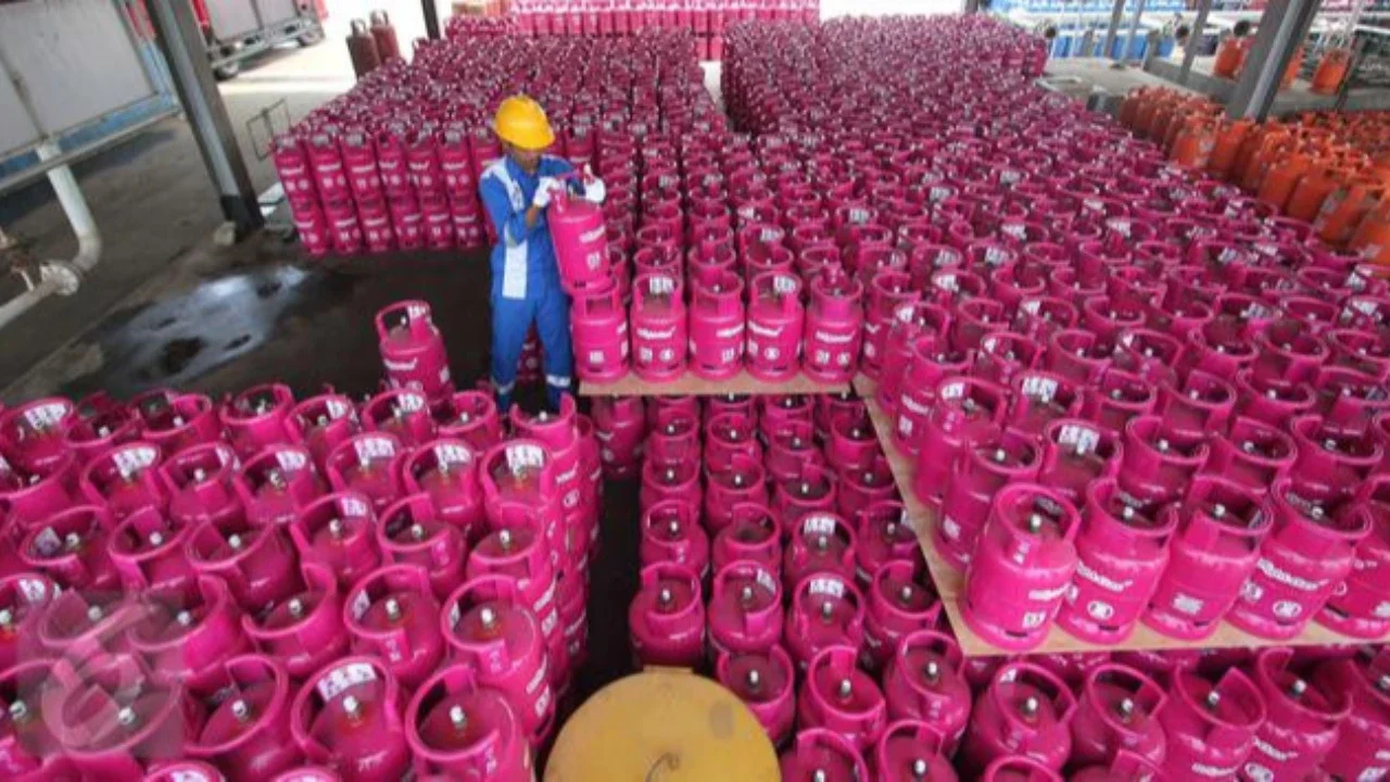 Petugas merapikan bright gas 5,5 kg dan 12 kg di SPBU Cikini, Jakarta, Rabu (8/4/2020). PT Pertamina (Persero) melalui MOR III mencatat peningkatan konsumsi LPG nonsubsidi rumah tangga sebesa