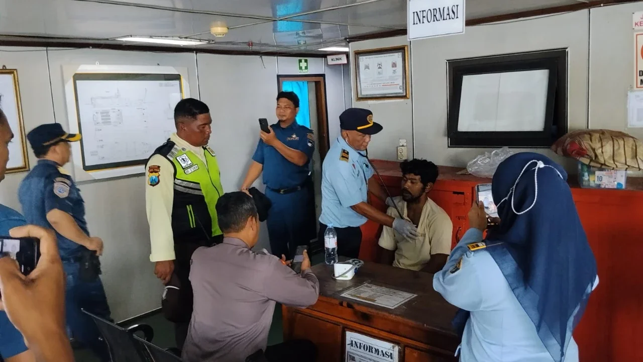 Insiden di Selat Bali, Penumpang Jatuh ke Laut Diduga Terpleset