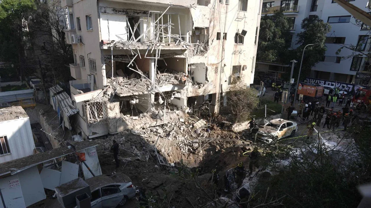 Pasukan keamanan dan penyelamat Israel merespons di lokasi serangan rudal Iran di Tel Aviv, Israel, Selasa (24/03/2026).