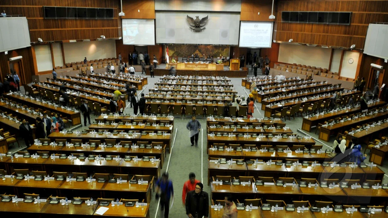 Suasana usai sidang paripurna di Komplek Parlemen, Jakarta. Jumat (24/04/2015). Sidang Paripurna yang beragendakan Laporan Komisi III DPR RI terhadap Hasil Pembahasan atas RUU. (Liputan6.com/Andrian M Tunay)