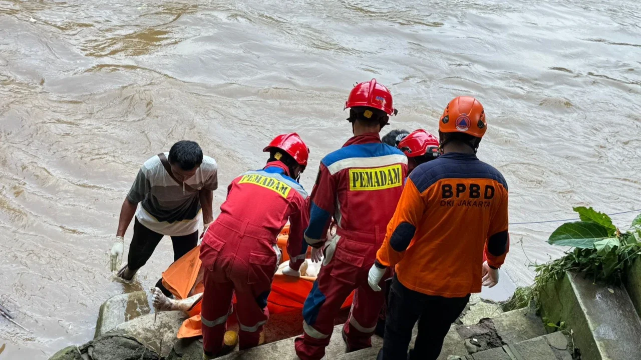 Pria Tanpa Identitas Ditemukan Tewas Mengambang di Ciliwung Jaksel