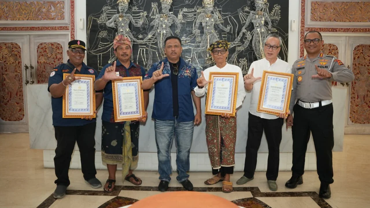 Sinergi Jaga Lalin, Kakorlantas Polri Ganjar Penghargaan untuk Tokoh Komunitas Bali