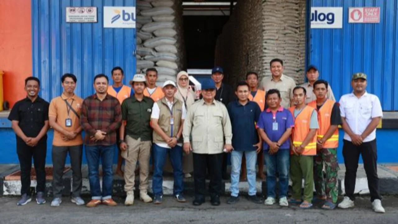 Presiden Prabowo Subianto menyapa pegawai saat melakukan inspeksi mendadak (sidak) ke Gudang Bulog Danurejo, Kabupaten Magelang, Jawa Tengah, pada Sabtu 18 April 2026. (Dok. Istimewa)