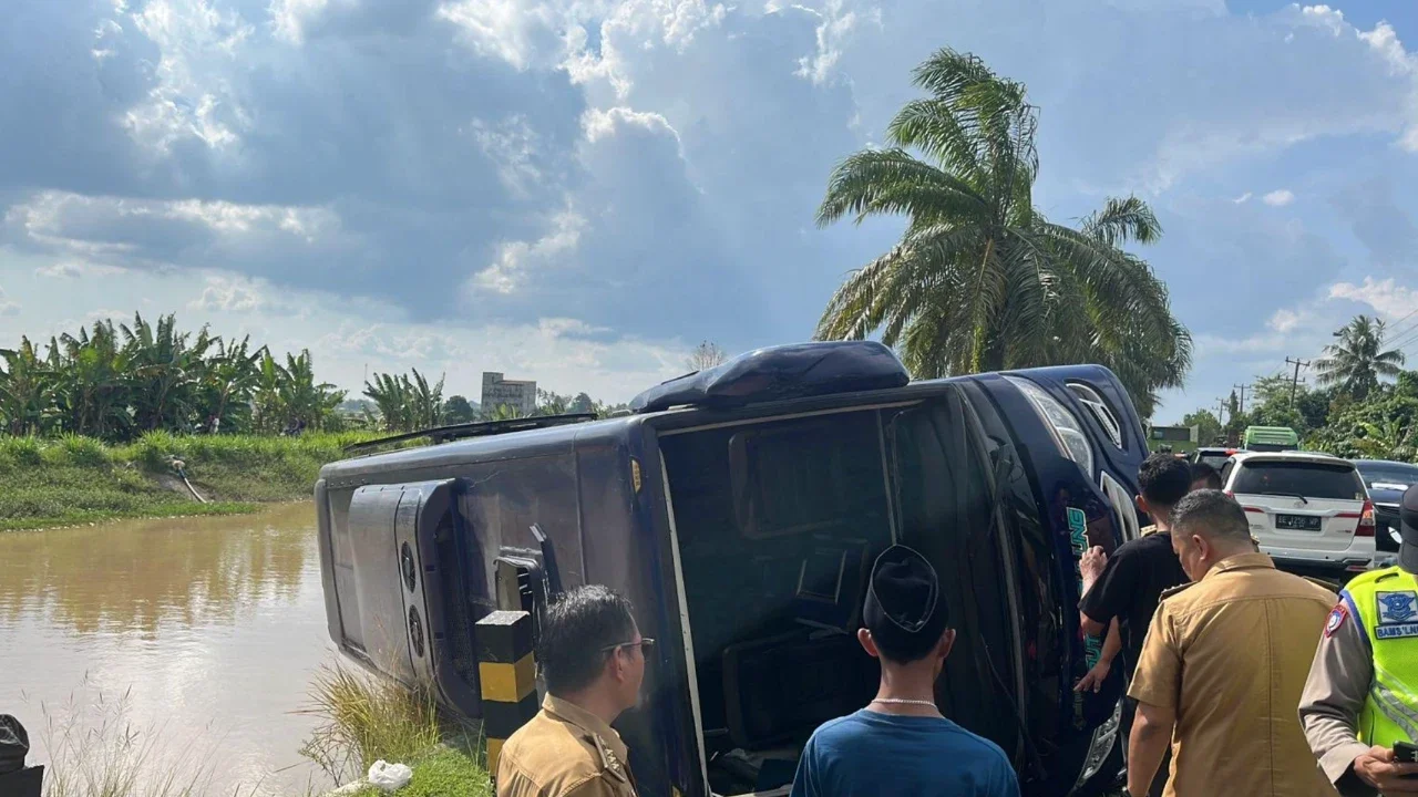 Bus Pengantar Jemaah Haji Terbalik Akibat Sopir Main HP, 8 Penumpang Luka-Luka