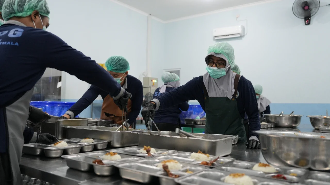 Antusiasme Relawan SPPG di Hari Pertama Operasional Kembali MBG