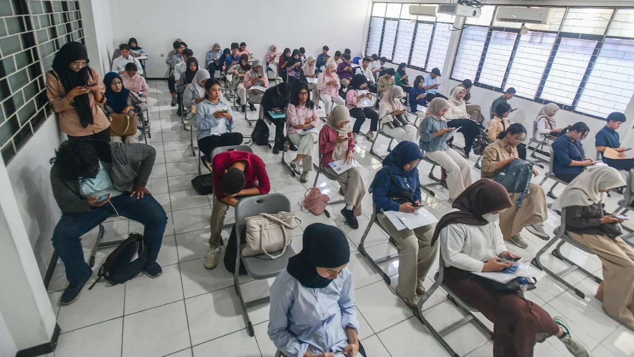 Peserta Ujian Tulis Berbasis Komputer Seleksi Nasional Berdasarkan Tes (UTBK SNBT) menunggu sebelum memasuki ruang ujian computer di Kampus Universitas VeteranJakarta di Limo, Depok, Jawa Barat, Senin (21/04/2026).