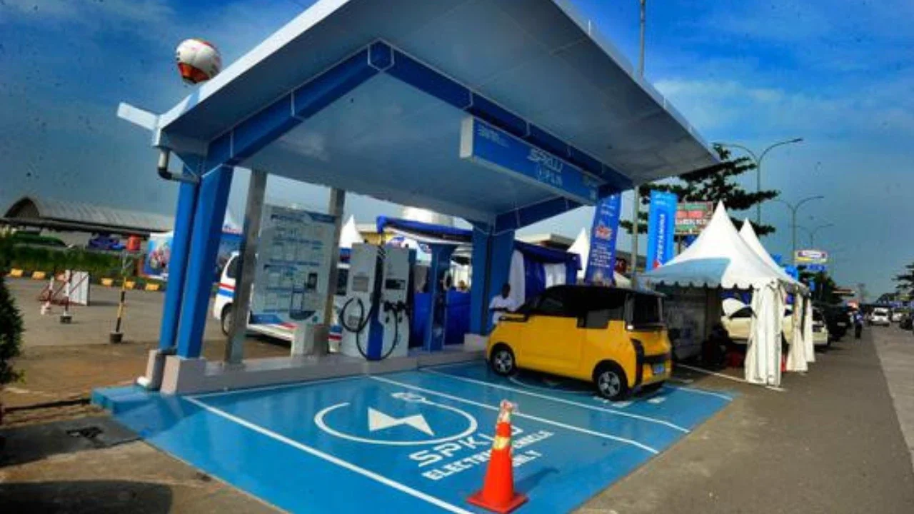 Pemudik mengisi daya mobil listrik di Stasiun Pengisian Kendaraan Listrik Umum (SPKLU) PT PLN (Persero) di Rest Area KM 228 Tol Cikopo-Palimanan (Cipali), Brebes, jawa Tengah, Selasa  (18/4/2
