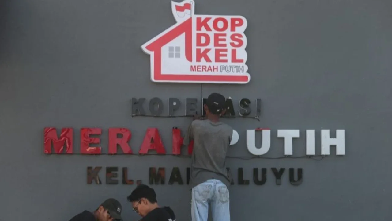 Program Kopdes Merah Putih hadir sebagai inisiatif strategis pemerintah untuk mentransformasi ekonomi desa, melibatkan rekrutmen manajer profesional dan pemberdayaan penerima PKH. Simak tantangan dan peluangnya.