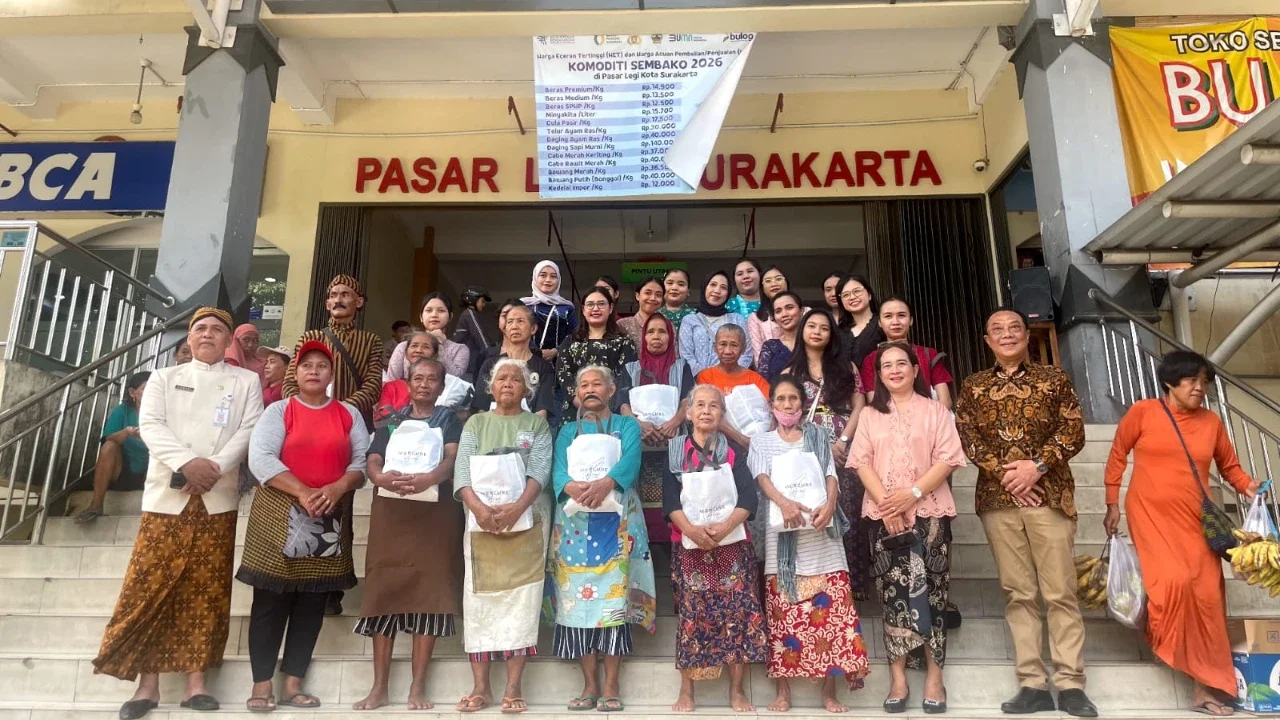 Wajah Sumringah Puluhan  Buruh Gendong 'Kartini' Pasar Legi Solo, Terima Paket Sembako