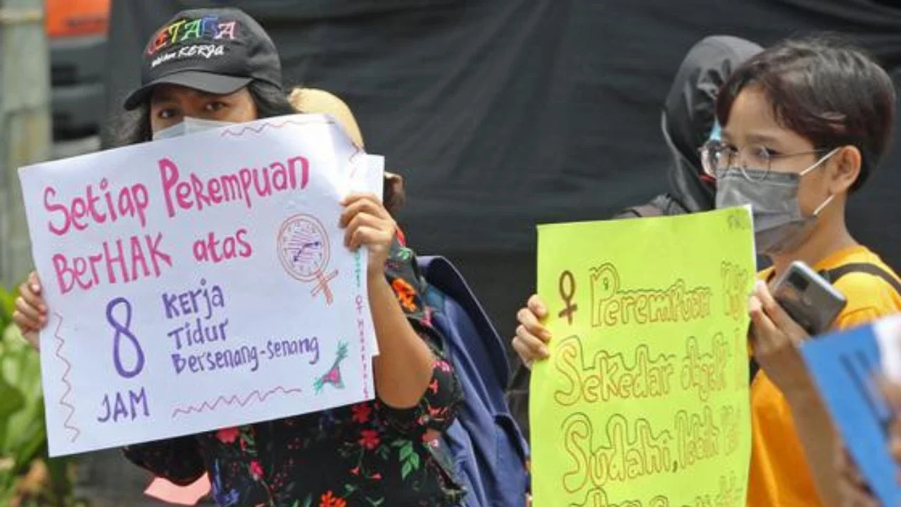 Aksi aktivis Perempuan Mahardhika memperingati Hari Perempuan Sedunia di Kawasan Patung Kuda Arjuna Wijaya, Jakarta, Senin (8/3/2021). Mereka meminta segera pemerintah mengesahkan RUU Perlind