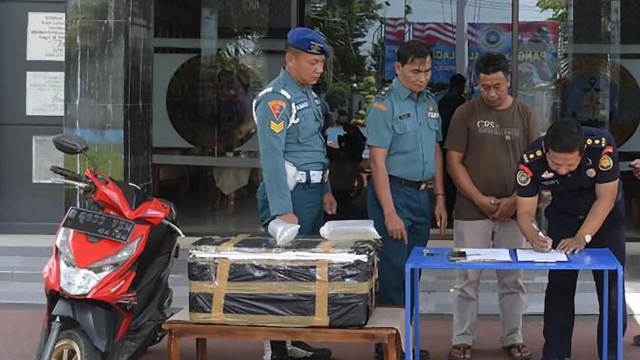 Tersangka dan barang bukti benih lobster ilegal di Lanal Cilacap, Jawa Tengah, Minggu  (19/04/2026).
