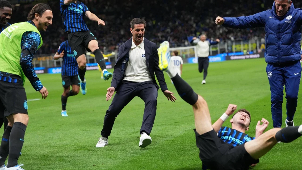 Pelatih kepala Inter Milan, Cristian Chivu, merayakanselebrasi  setelah Petar Sucic mencetak gol ketiga Inter Milan setelah pertandingan Semifinal Copa Italia Leg-2, di Milan, Italia, Selasa (21/04/2026).