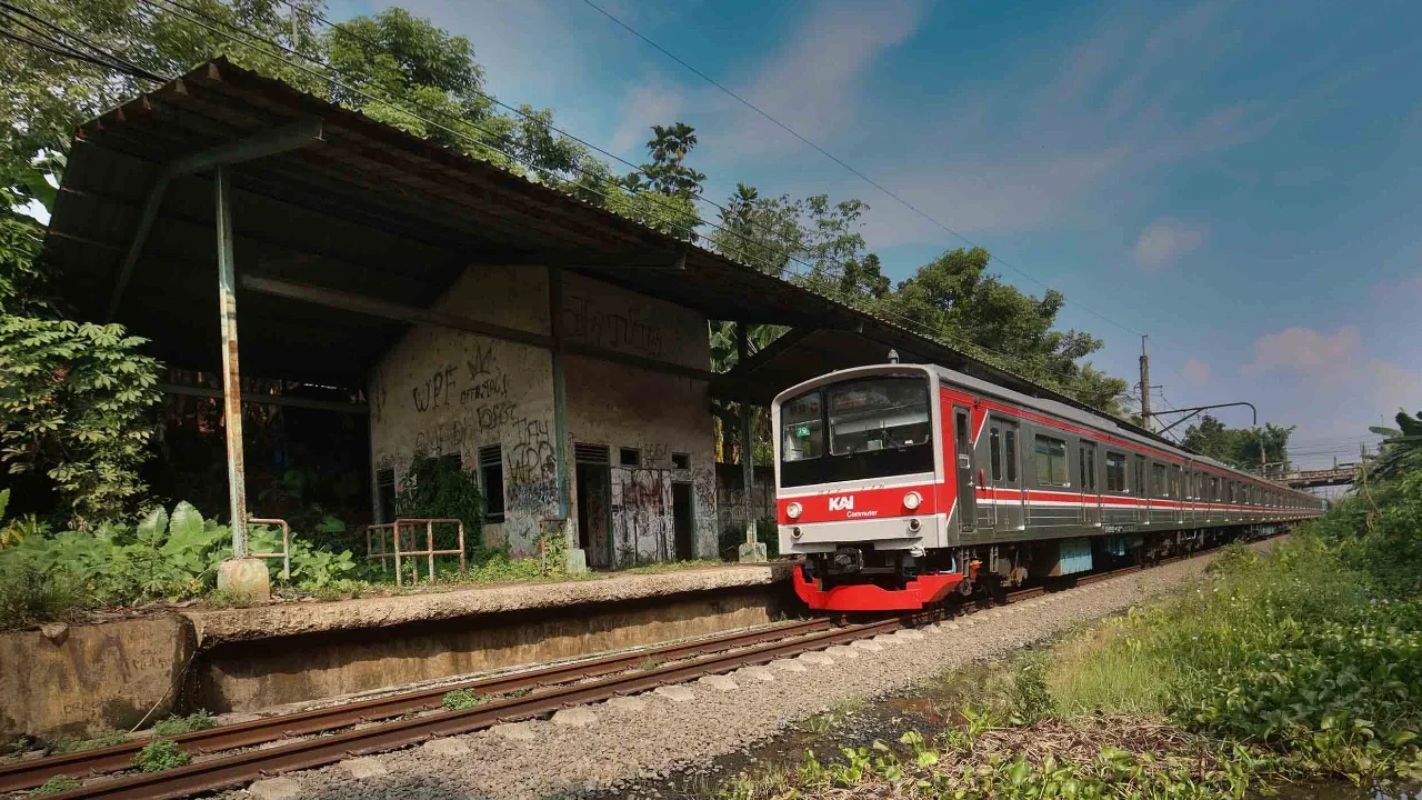 Satu rangkaian KRL Commuterline melintasi Stasiun Gunung Putri yang terbengkalai di Bogor, Jawa Barat, Rabu (22/04/2026).