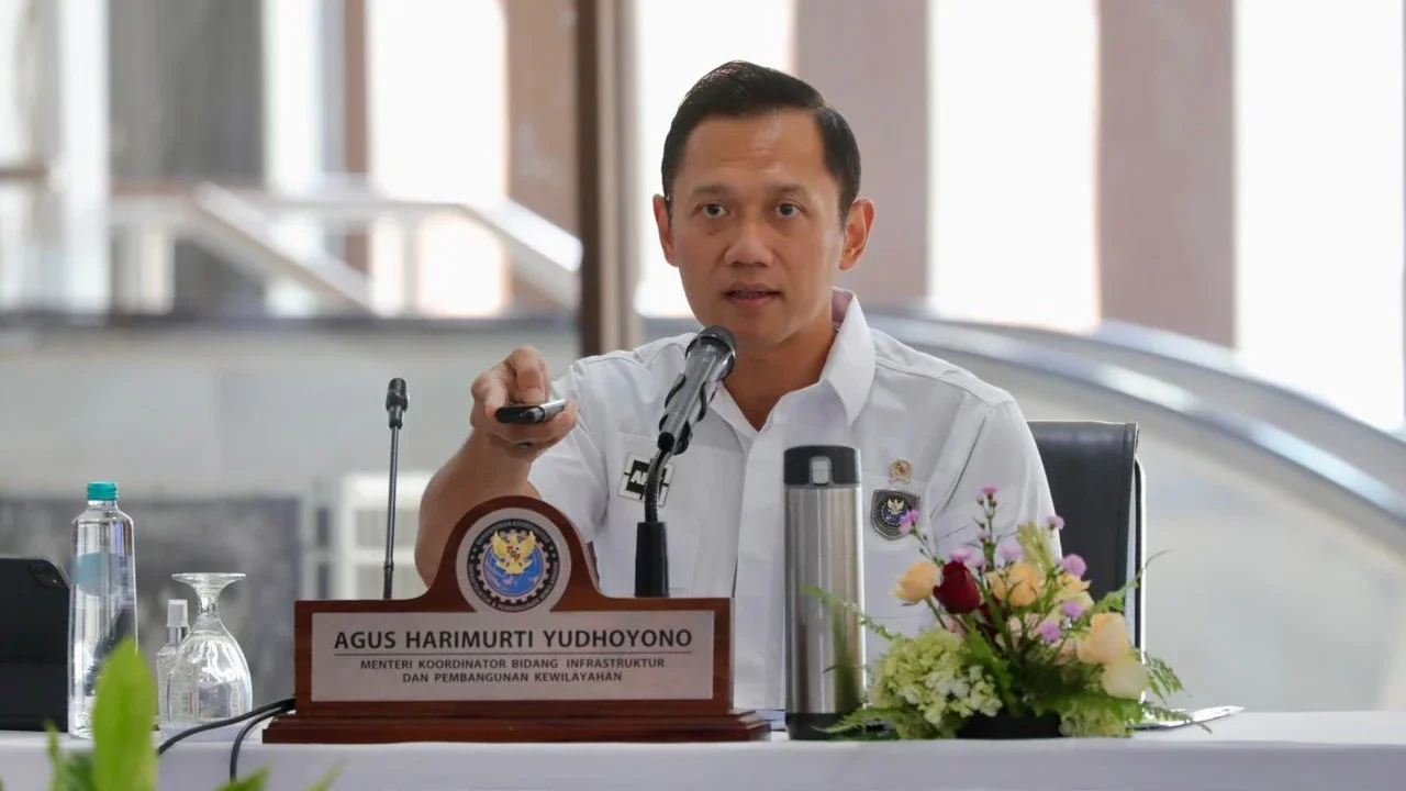 Menko AHY memimpin rapat koordinasi tindak lanjut pengembangan jaringan perkeretaapian Sumatra, Kalimantan, dan Sulawesi (SKS) di Stasiun Tanah Abang, Selasa (22/4/2026).