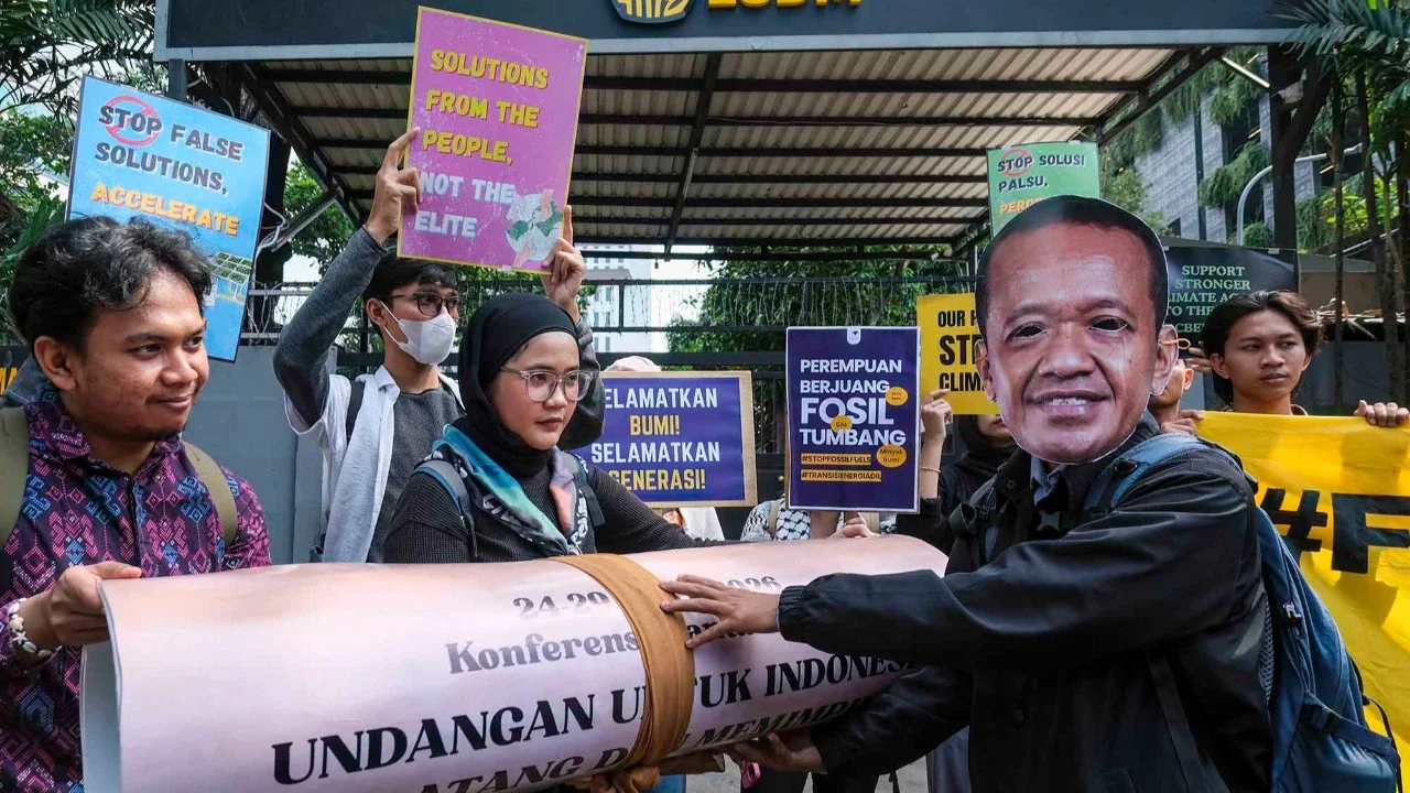 Aktivis lingkungan menggelar demonstrasi mendesak pemerintah Indonesia untuk menunjukkan komitmen terhadap transisi dari bahan bakar fosil di depan kantor Kementerian Energi dan Sumber Daya Mineral (ESDM) di Jakarta, Rabu (22/04/2026).