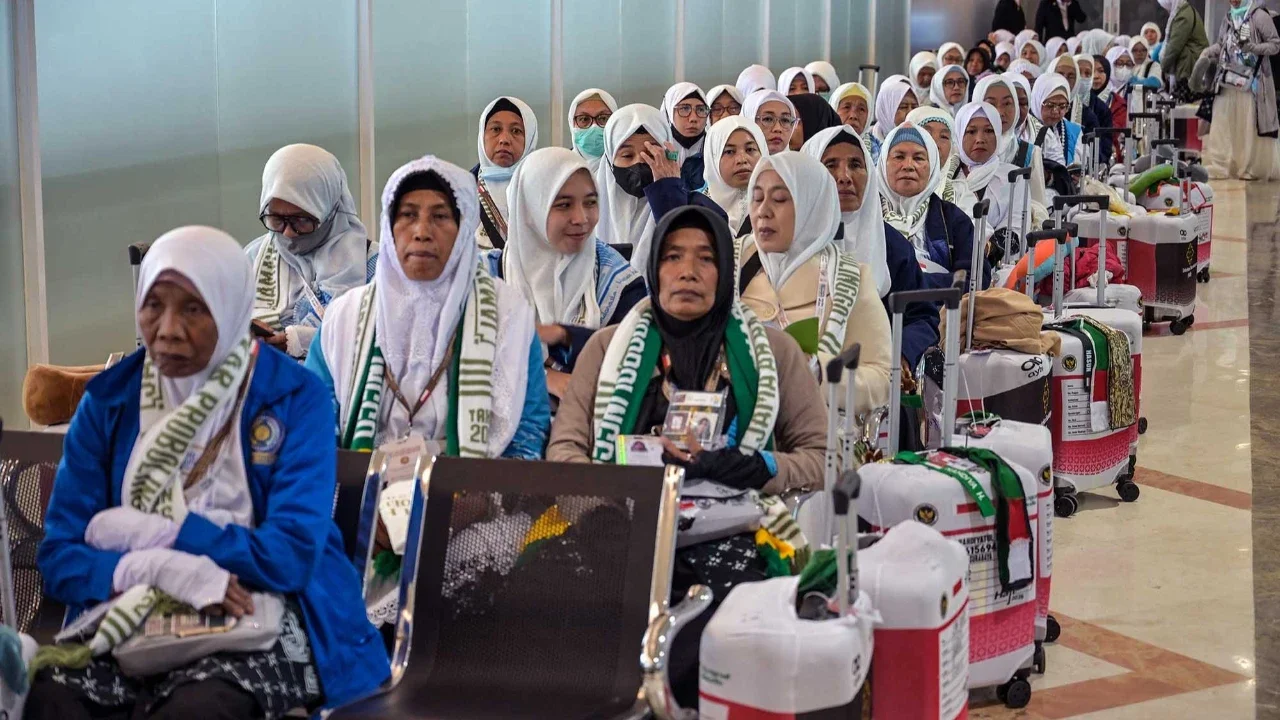 Jamaah calon haji menunggu keberangkatan pesawat di Terminal 1 Bandara Internasional Juanda Surabaya di Sidoarjo, Jawa Timur, Rabu (22/4/2026).