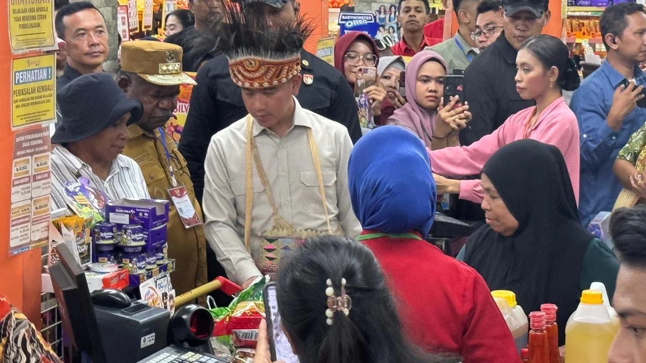 Aksi Hangat di Hari Kartini, Wapres Gibran Borong Kebutuhan untuk Mama Papua
