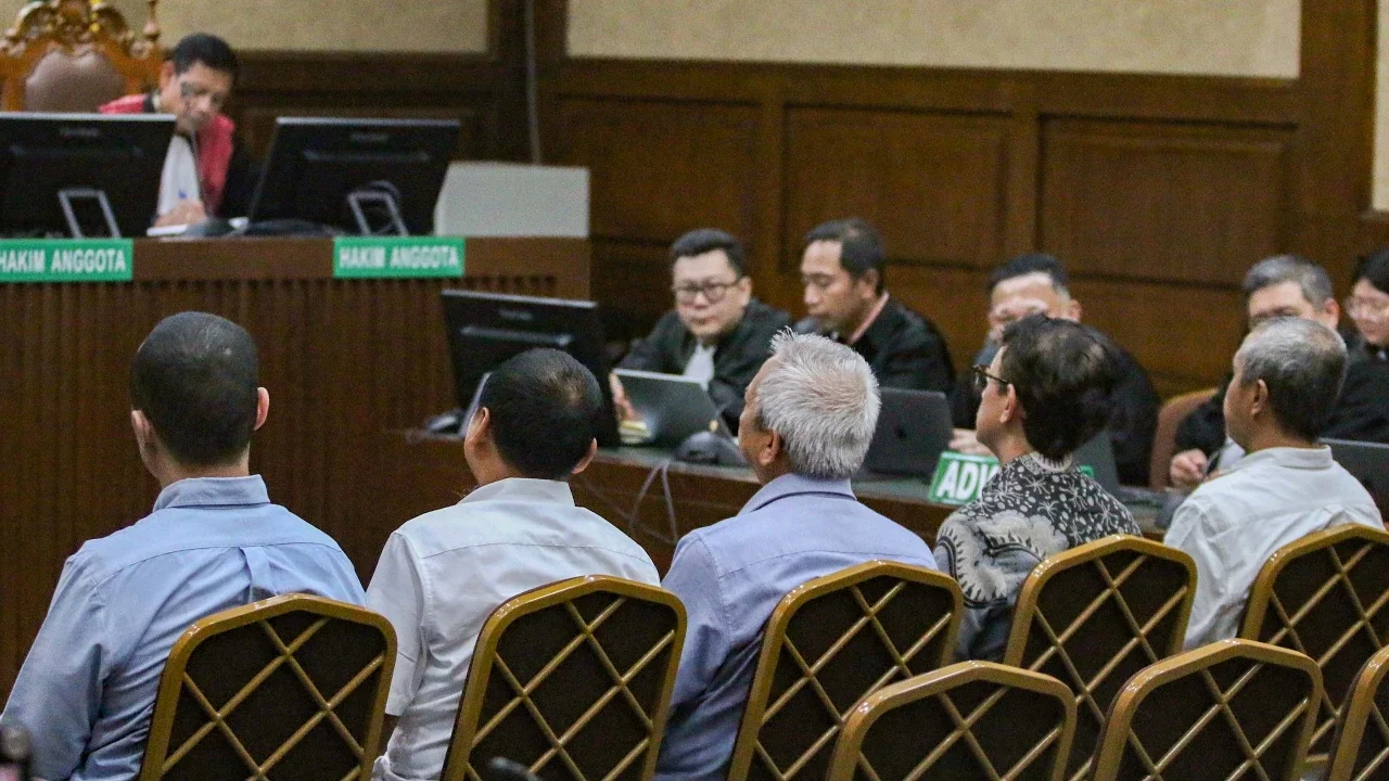 Lima terdakwa kasus dugaan korupsi tata kelola minyak mentah dan produk kilang pada PT Pertamina Subholding dan Kontraktor Kontrak Kerja Sama (KKKS) tahun 2018-2023 menjalani sidang tuntutan di Pengadilan Tipikor, Jakarta, Rabu (22/4/2026).