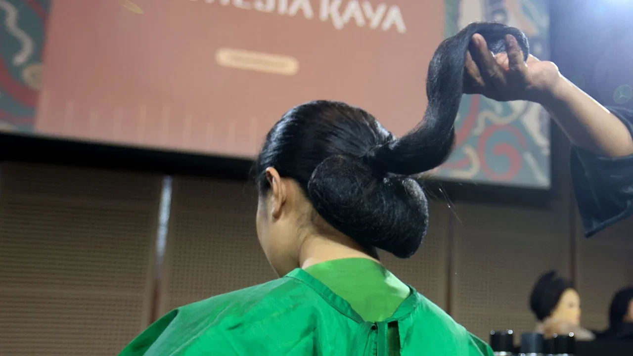 Peserta mengikuti workshop mengenal gelung Nusantara di Galeri Indonesia Kaya, Jakarta, Rabu (22/04/2026) malam.