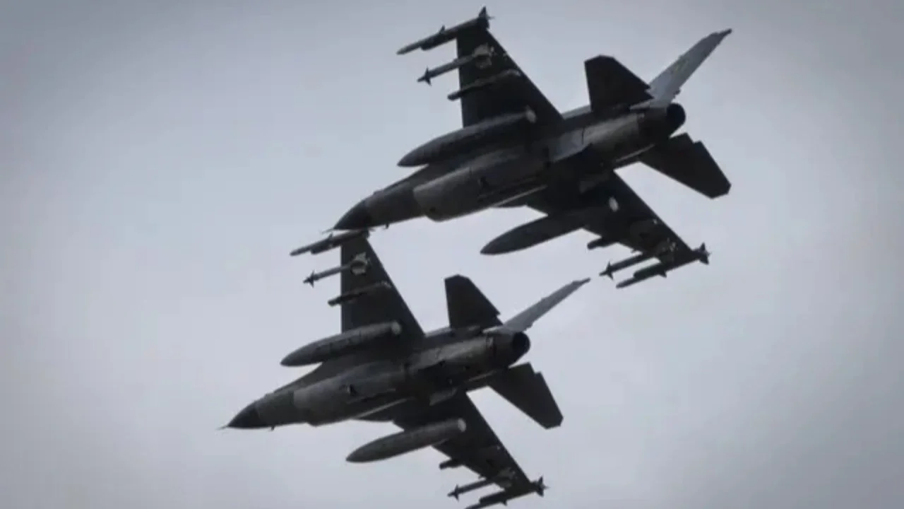 Ini adalah kedatangan jet tempur buatan AS yang telah lama ditunggu-tunggu, lebih dari 29 bulan sejak invasi Rusia.  (AP Photo/Efrem Lukatsky)