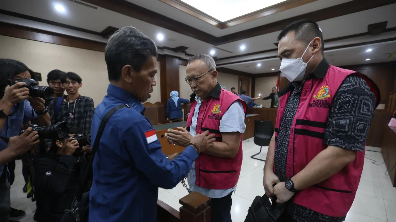 Terdakwa kasus dugaan korupsi tata kelola minyak mentah dan produk kilang pada PT Pertamina Subholding dan Kontraktor Kontrak Kerja Sama (KKKS)  tahun 2018-2023 Hanung Budya dan Martin Hendra  usai mengikuti sidang tuntutan  di Pengadilan Tipikor, Jakarta Pusat, Kamis (23/04/2029).