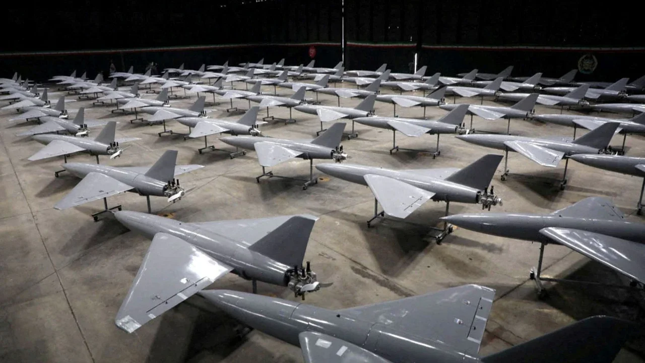 Sejumlah drone ditampilkan  dalam upacara  penyerahan drone baru untuk organisasi tempur Angkatan Darat Iran di lokasi yang dirahasiakan di Iran,  pada 13 Januari 2025.
