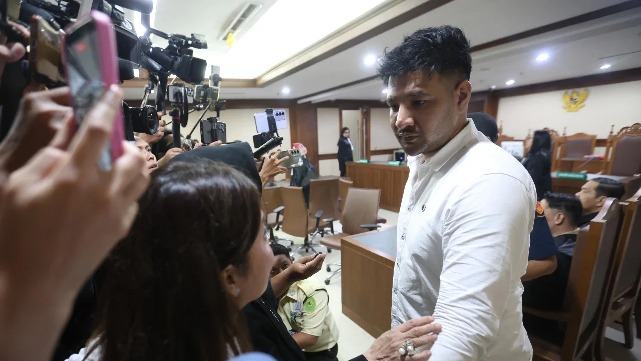 Terdakwa kasus dugaan jual beli narkotika di dalam Rutan Salemba Muhammad Akbar alias Ammar Zoni usai mengikuti sidang putusan di Pengadilan Negeri Jakarta Pusat, Jakarta, Kamis (23/4/2026).