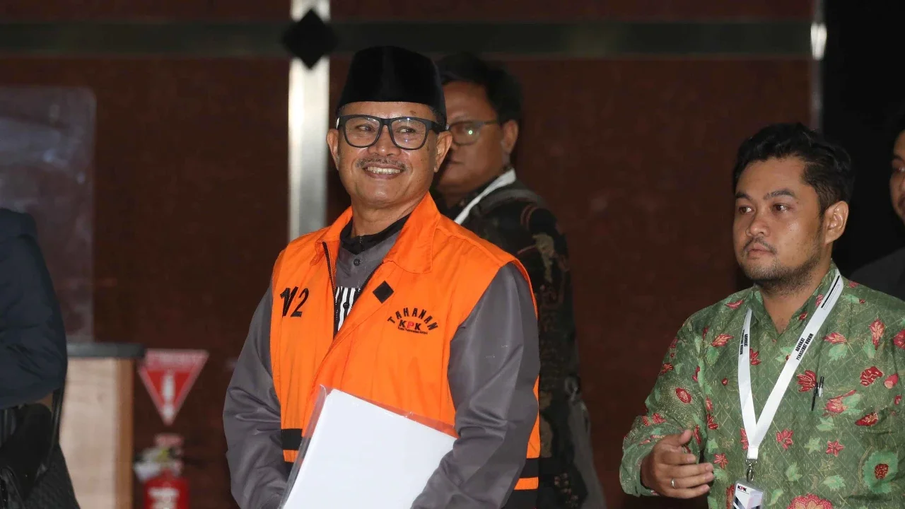 Wali Kota Madiun nonaktif, Maidi, berjalan keluar meninggalkan Gedung Merah Putih Komisi Pemberantasan Korupsi (KPK) usai menjalani pemeriksaan lanjutan, Jakarta, Kamis (23/4/2026).