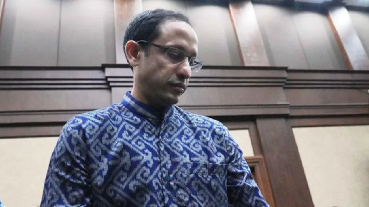 Sebelumnya, Nadiem Anwar Makarim didakwa merugikan negara dengan estimasi kerugian mencapai Rp2,18 triliun dan diduga memperkaya diri sebesar Rp809 miliar. Tampak dalam foto, Menteri Pendidik
